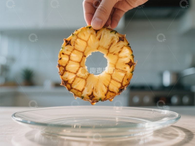 高清大图下载【趣麦麦图】手握菠萝切片，置于玻璃盘上方