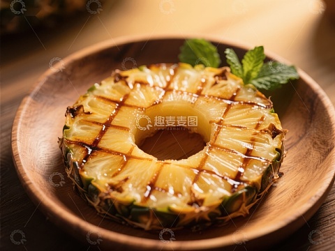 烤菠萝片配薄荷叶