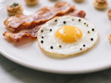 煎蛋培根早餐盘