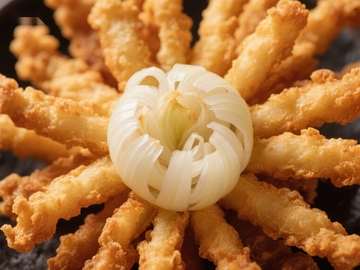 金黄酥炸食品配洋葱装饰