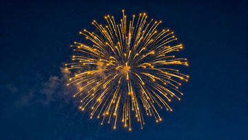 夜空烟花绽放绚丽光芒