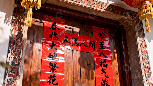 春节门联与灯笼装饰