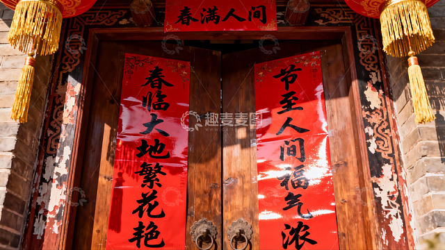 春节门前挂对联灯笼