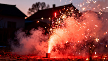 夜幕下烟花绽放绚丽火花