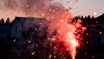 夜空烟花绽放房屋轮廓