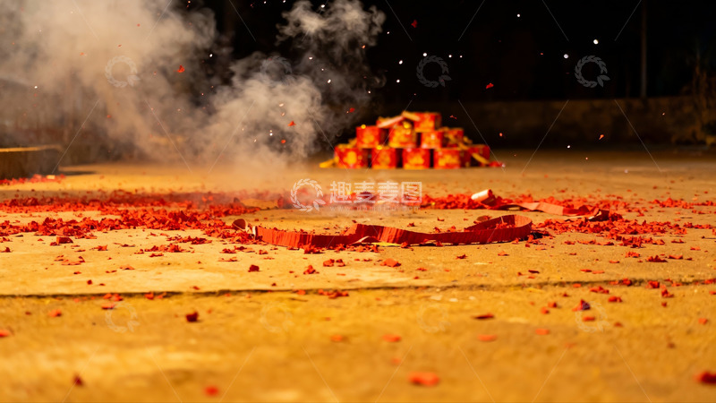 高清大图下载【趣麦麦图】烟花燃放后地面散落残片