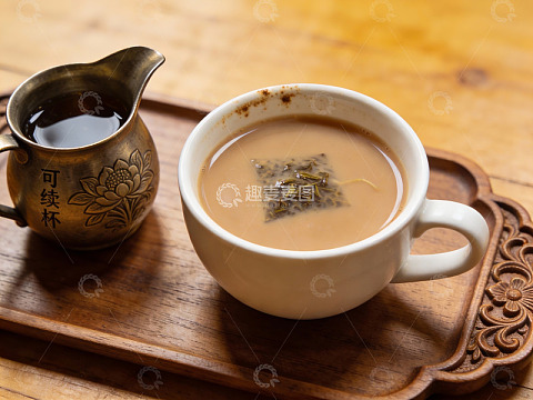 茶包奶茶与复古铜壶