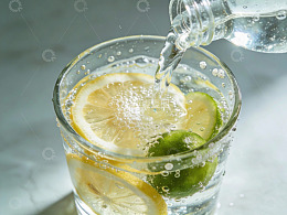 柠檬青柠气泡水倒入杯中