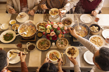 家人围桌共进丰盛晚餐