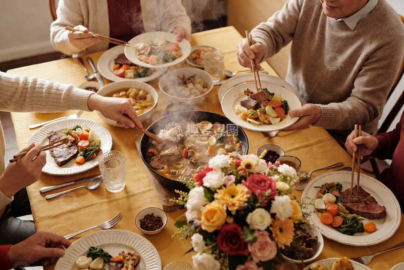 高清大图下载【趣麦麦图】家庭聚餐共享美食温馨场景
