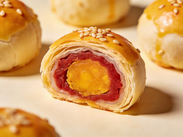 金黄酥皮蛋黄月饼特写