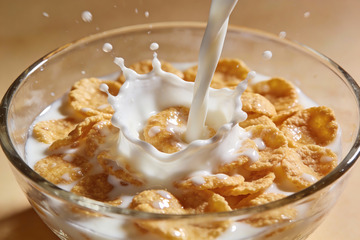 牛奶倒入麦片碗溅起水花