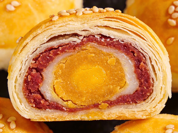 酥皮蛋黄月饼切面特写