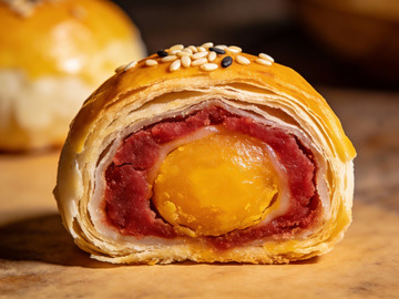 金黄酥皮蛋黄豆沙月饼