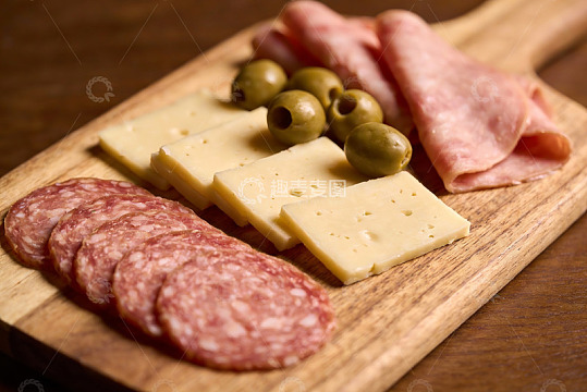 木质砧板上的美食拼盘