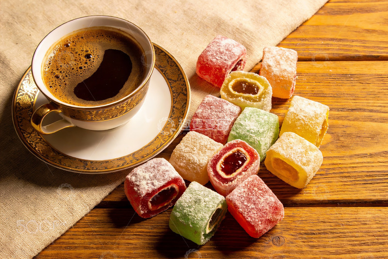 高清大图下载【趣麦麦图】咖啡与彩色糖果木桌摆拍