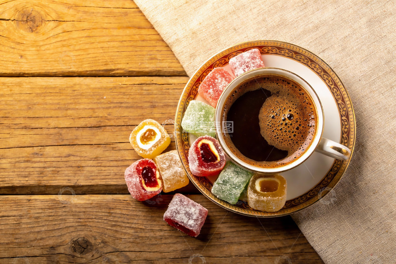 高清大图下载【趣麦麦图】咖啡与糖果的木质桌面静物