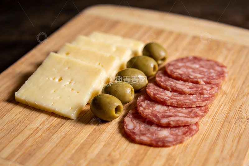 高清大图下载【趣麦麦图】木质砧板上的奶酪香肠橄榄