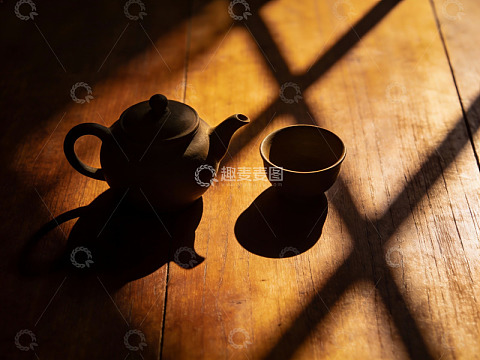 阳光下的茶壶与茶杯静物