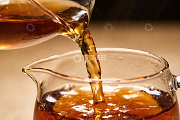 茶汤倾注瞬间特写