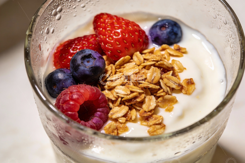 高清大图下载【趣麦麦图】酸奶杯配新鲜水果和麦片