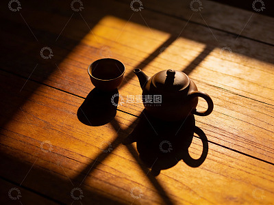 阳光下的紫砂壶与茶杯