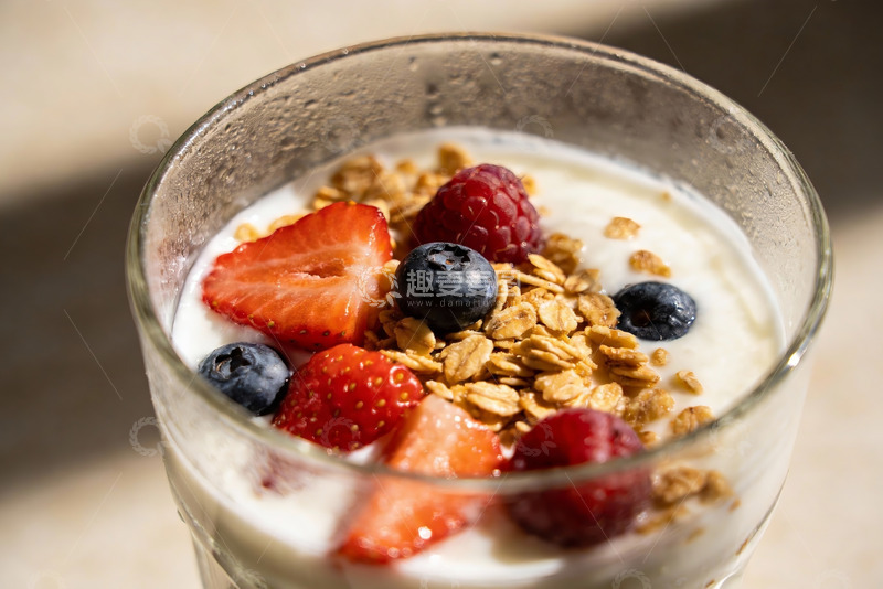 高清大图下载【趣麦麦图】酸奶杯配新鲜水果和麦片