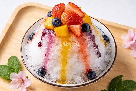 色彩缤纷水果刨冰