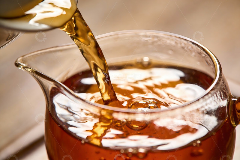 高清大图下载【趣麦麦图】茶汤倾注玻璃壶瞬间