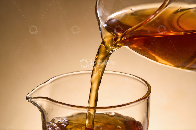 高清大图下载【趣麦麦图】琥珀色液体倾倒入玻璃杯