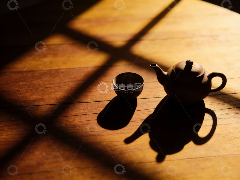 高清大图下载【趣麦麦图】阳光下的茶壶与茶杯静物