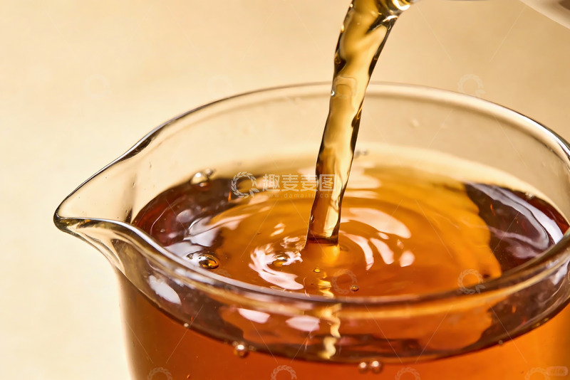 高清大图下载【趣麦麦图】茶汤注入玻璃壶瞬间