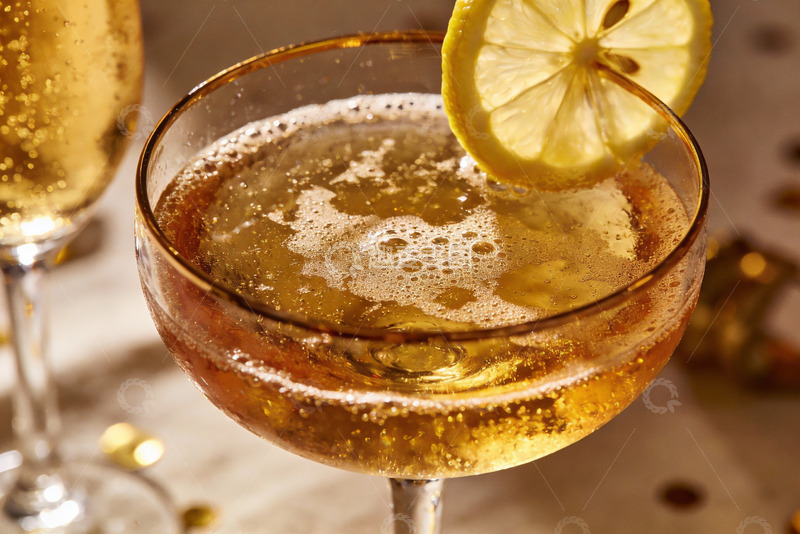 高清大图下载【趣麦麦图】柠檬装饰的气泡酒特写