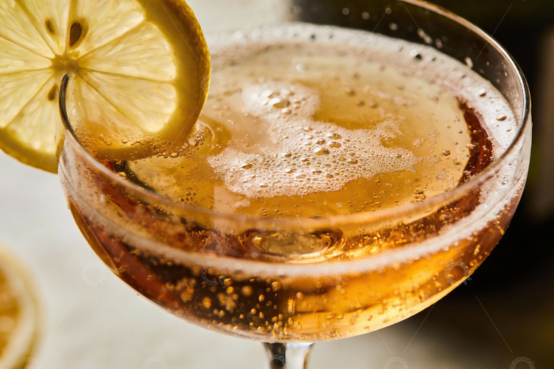 高清大图下载【趣麦麦图】柠檬装饰的气泡饮品特写