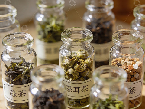 多种茶叶装瓶展示