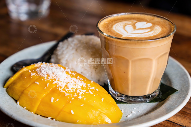 高清大图下载【趣麦麦图】芒果椰丝甜品配拿铁艺术