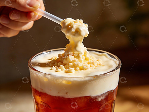 饮品特写奶油与碎屑的诱人组合