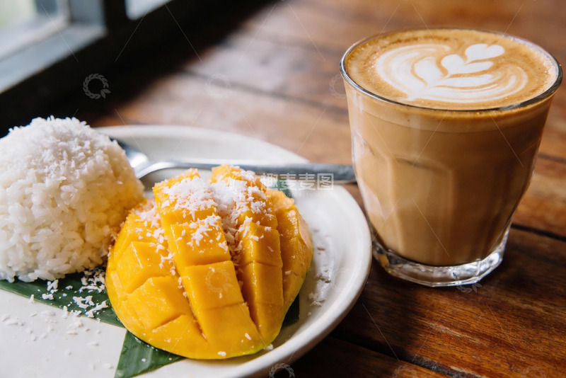 高清大图下载【趣麦麦图】芒果椰香饭配拿铁咖啡