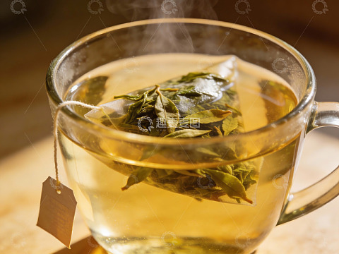 玻璃杯中热泡绿茶