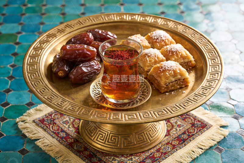 高清大图下载【趣麦麦图】金色盘中摆放茶点与干果