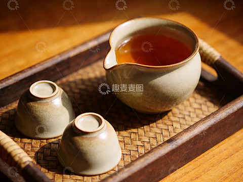 木质托盘上的茶具静物