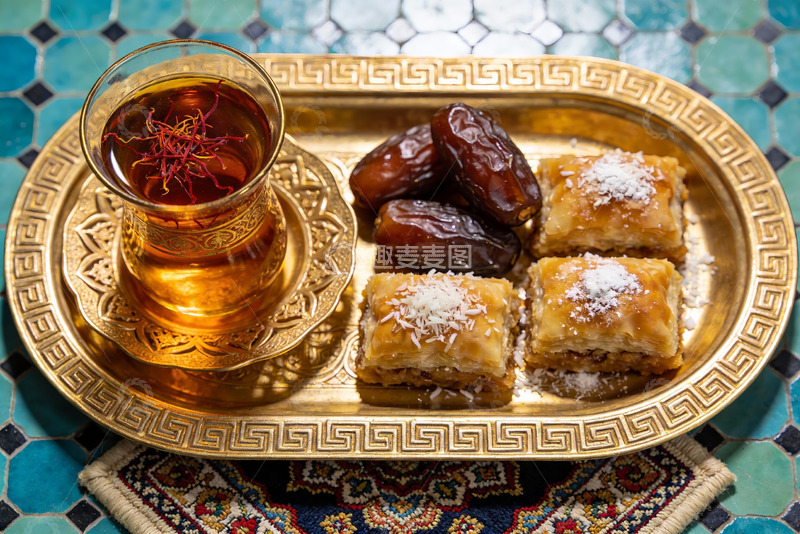 高清大图下载【趣麦麦图】金色托盘上的甜点与茶饮