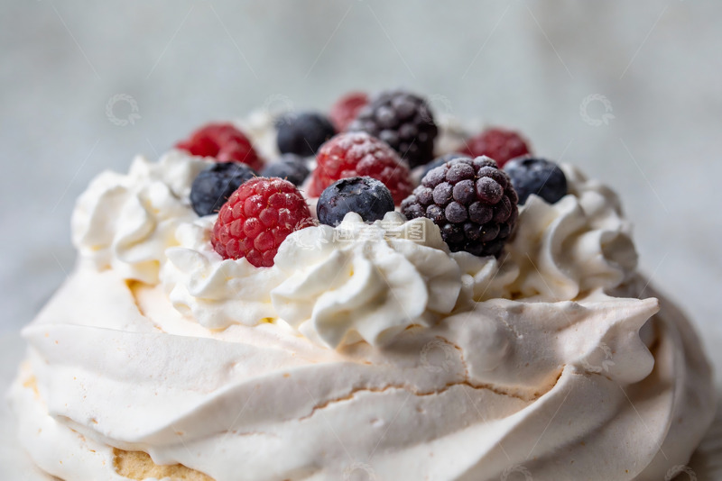 高清大图下载【趣麦麦图】奶油蛋糕点缀新鲜浆果