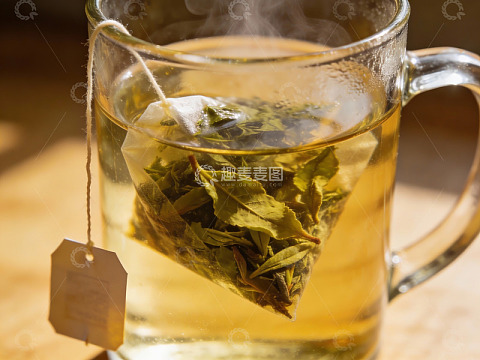 玻璃杯中泡着的绿茶
