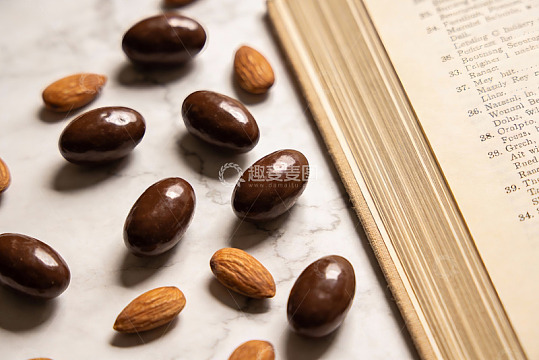 巧克力杏仁与书页静物