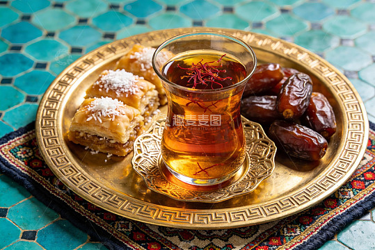 金色盘中茶点与枣