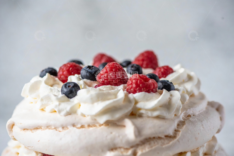 高清大图下载【趣麦麦图】奶油蛋糕点缀新鲜浆果