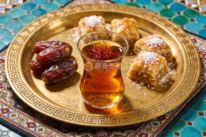 高清大图下载【趣麦麦图】金色盘中甜点与茶饮