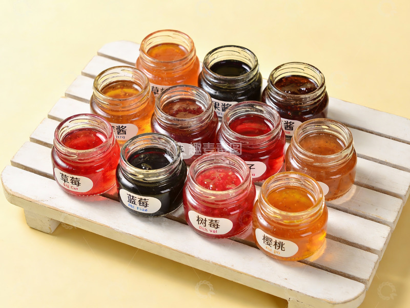 高清大图下载【趣麦麦图】多种果酱摆放在木质托盘上