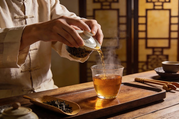 传统茶艺师泡茶场景